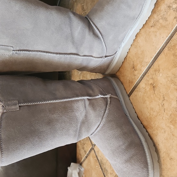 Ugg Bailey Tall 3 Button Women's Boots - Picture 3 of 8